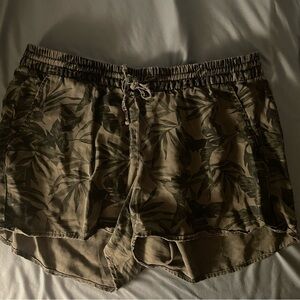 Old Navy Women's Green Leaf Print Cargo Shorts